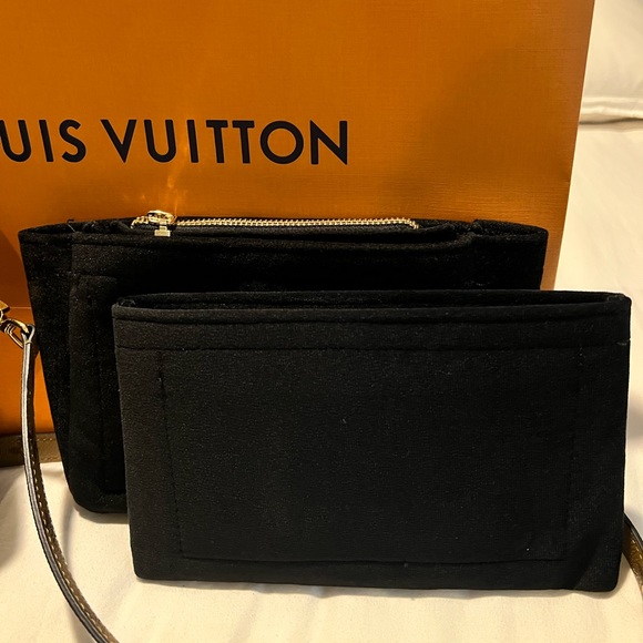 LOUIS VUITTON Reverse Monogram Pochette Métis - Picture 8 of 8